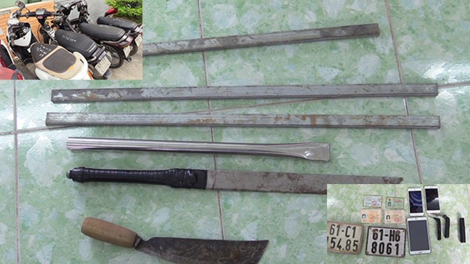 Bắt nhóm thanh niên ban ngày chơi ma túy, đêm tụ tập cướp tài sản - 2 Hung khí được nhóm đối tượng sử dụng đi cướp tài sản và tang vật vụ án.