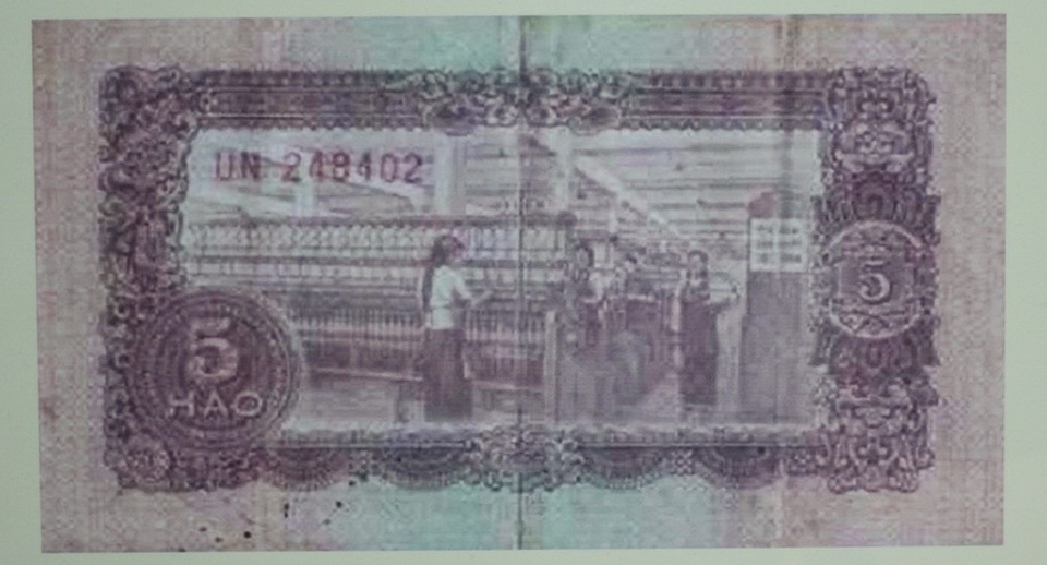 Tái hiện không gian Tết Việt xưa ở Hoàng Thành Thăng Long - 8 
Tờ 5 hào hay được dùng để mừng tuổi ngày Tết.