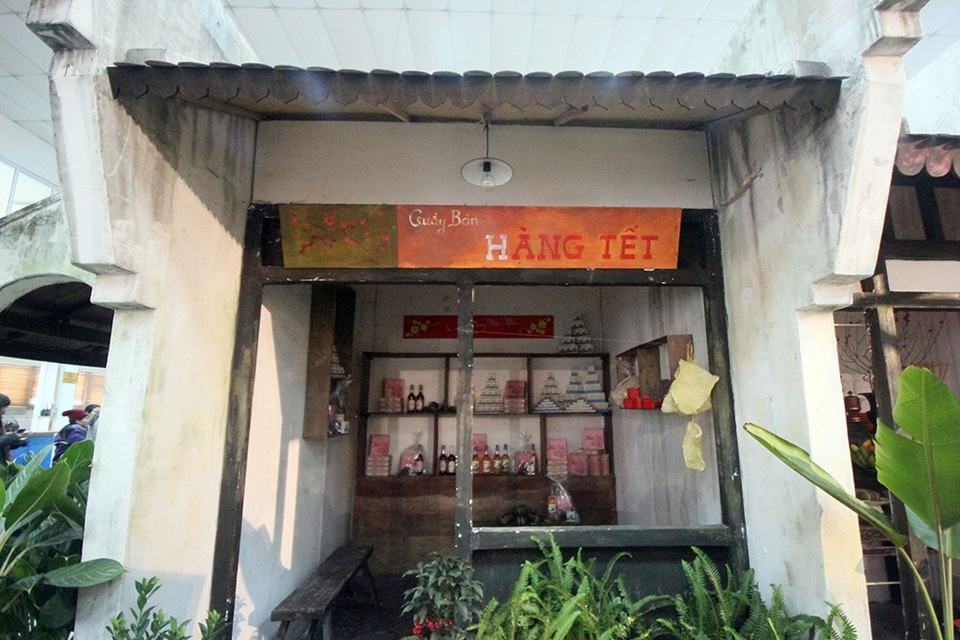 Tái hiện không gian Tết Việt xưa ở Hoàng Thành Thăng Long - 4 
Không gian cửa hàng bán đồ Tết thời bao cấp - hình ảnh gợi nhắc những năm tháng khó khăn, thiếu thốn.