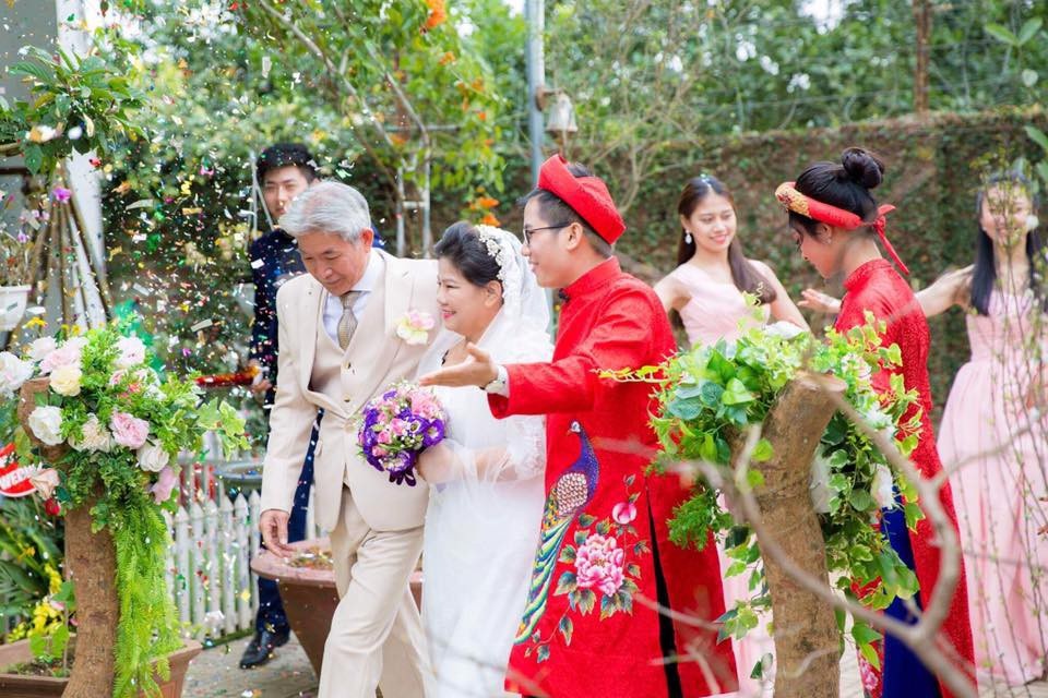 NSND Thanh Hoa kể về 2 lần lấy chồng nhưng 68 tuổi mới được làm cô dâu - 4 Con cháu đã rất xúc động khi chứng kiến khoảnh khắc hạnh phúc của ông bà.