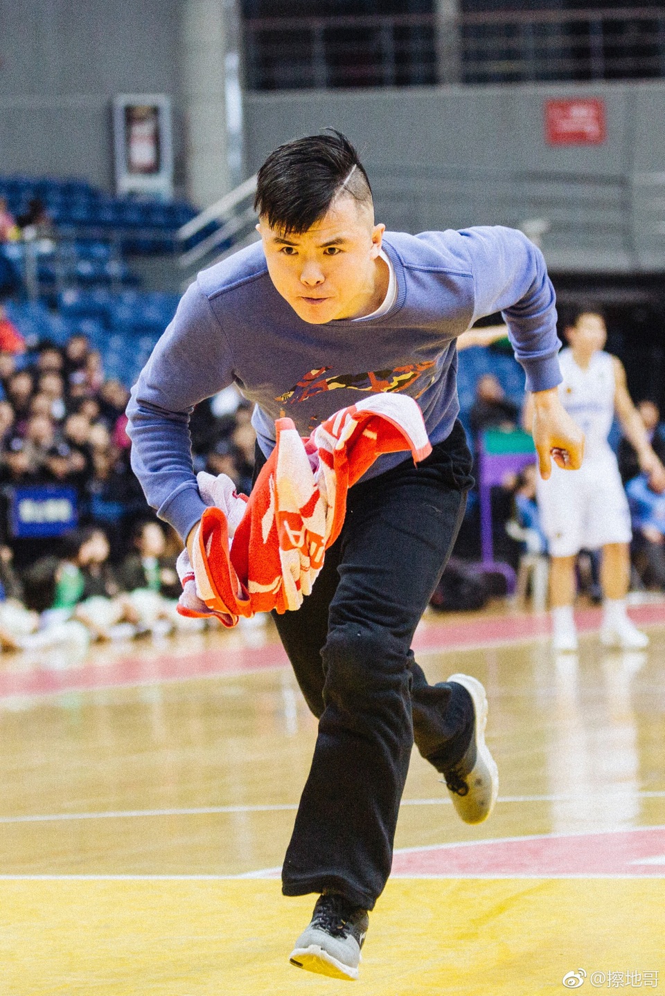 Sự tập trung của Meng Fei với công việc lau sàn khiến cộng đồng Trung Quốc chú ý (Ảnh: SCMP)