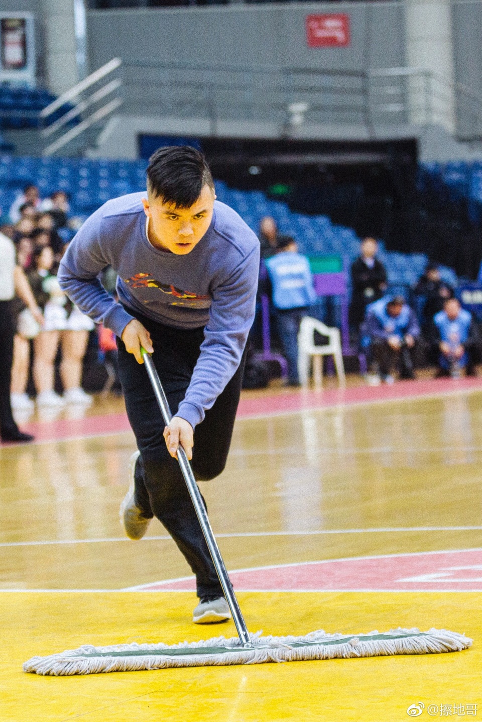 Meng Fei hy vọng được lau sàn cho giải NBA trong tương lai (Ảnh: SCMP)