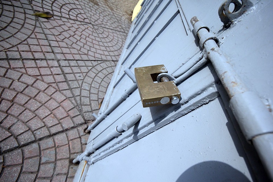 Không có người trông coi trực tiếp, Pháo đài Xuân Tảo hiện vẫn được “khoá trái” như thế này.