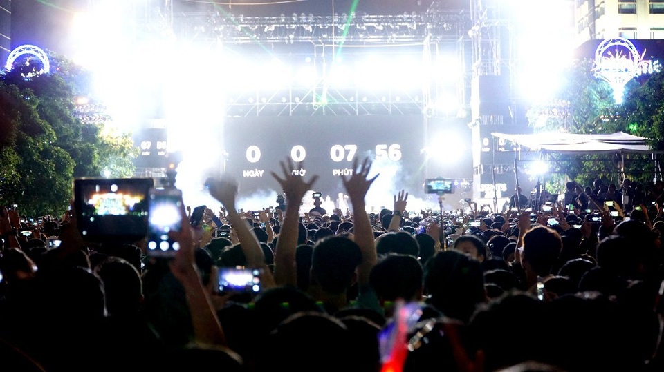 Càng về cuối, chương trình càng sôi động, phố đi bộ Nguyễn Huệ không còn chỗ trống