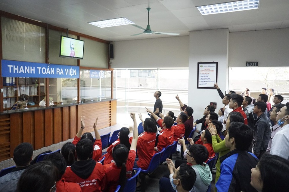 Quên đau đớn, bệnh nhân cùng bác sĩ hết mình cổ vũ U23 Việt Nam - 12 Cảnh xem trận bóng tại một sảnh lớn của bệnh viện.