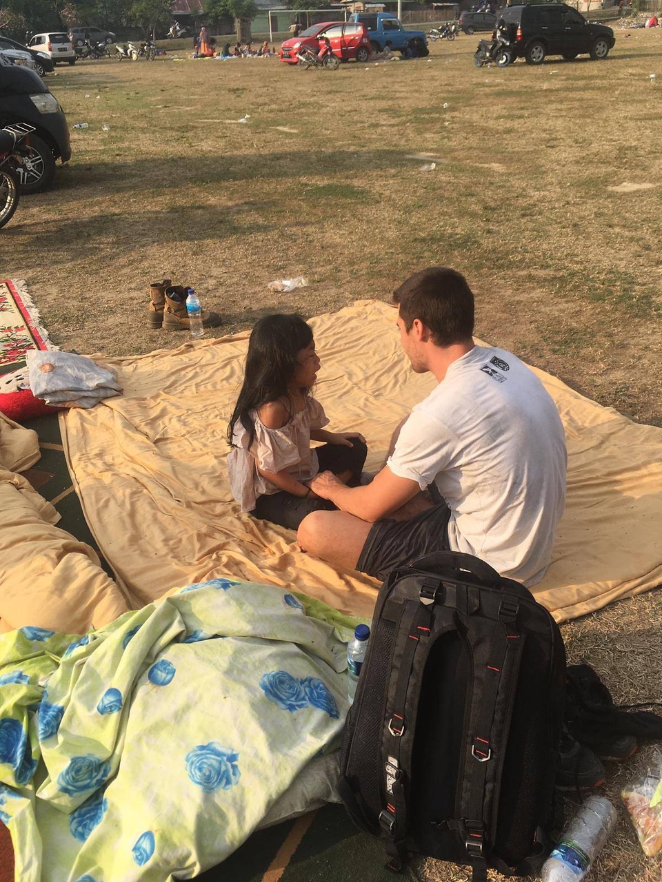 Bạn của Ng dỗ dành bé gái được cứu sống sau thảm họa