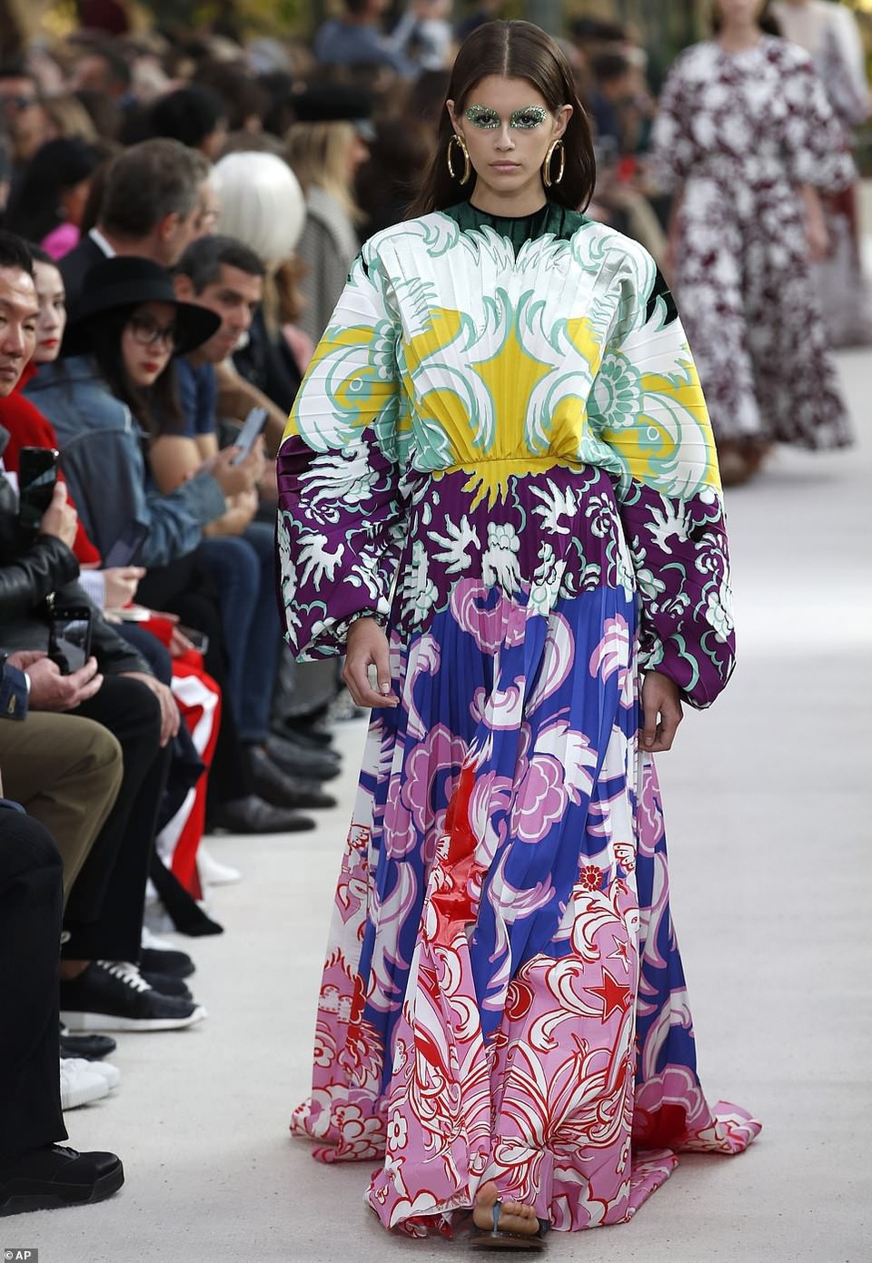 
Kaia Gerber đẹp như công chúa trong show diễn của Valentino tại Paris Fashion Week ngày 30/9 vừa qua
