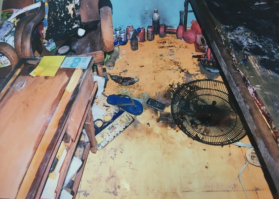 Chồng tạt xăng đốt vợ, cháy vạ luôn người can ngăn - 1 Nhiều đồ đạc trong nhà bị người chồng phóng hỏa đốt cháy