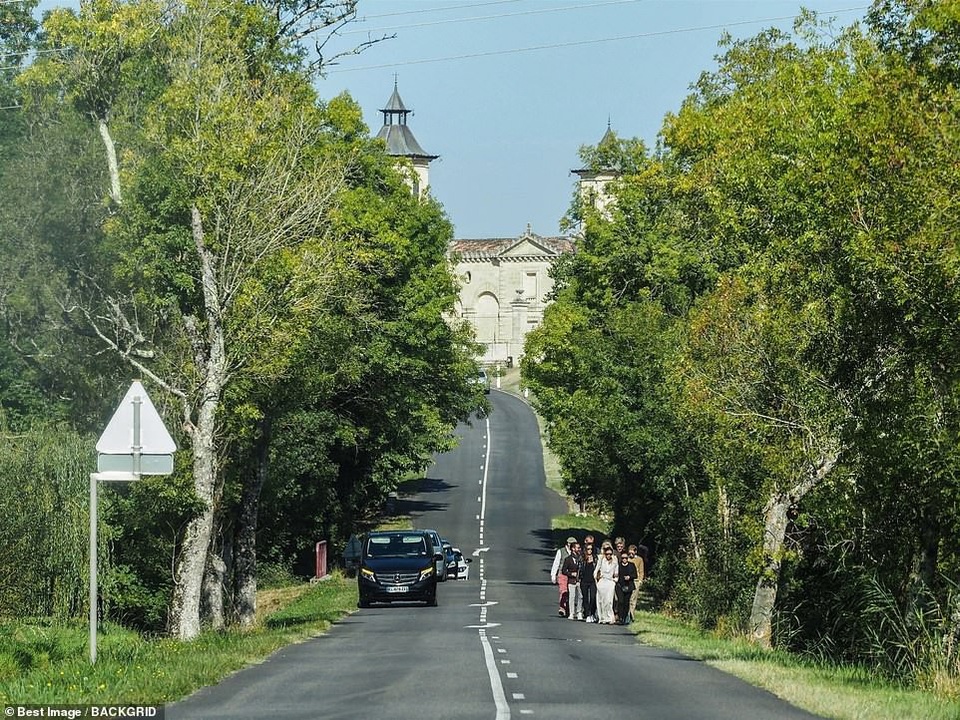 
Họ cùng thư thái đi dạo và ngắm cảnh
