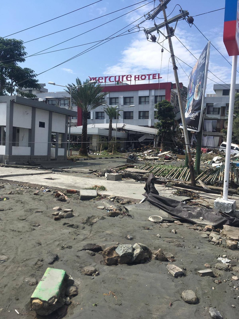 Khách sạn Mercure chỉ còn đống đổ nát sau thảm họa thiên nhiên