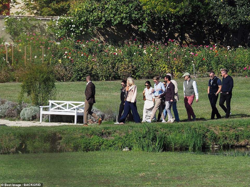 
Ba gia đình này vốn quen biết đã lâu
