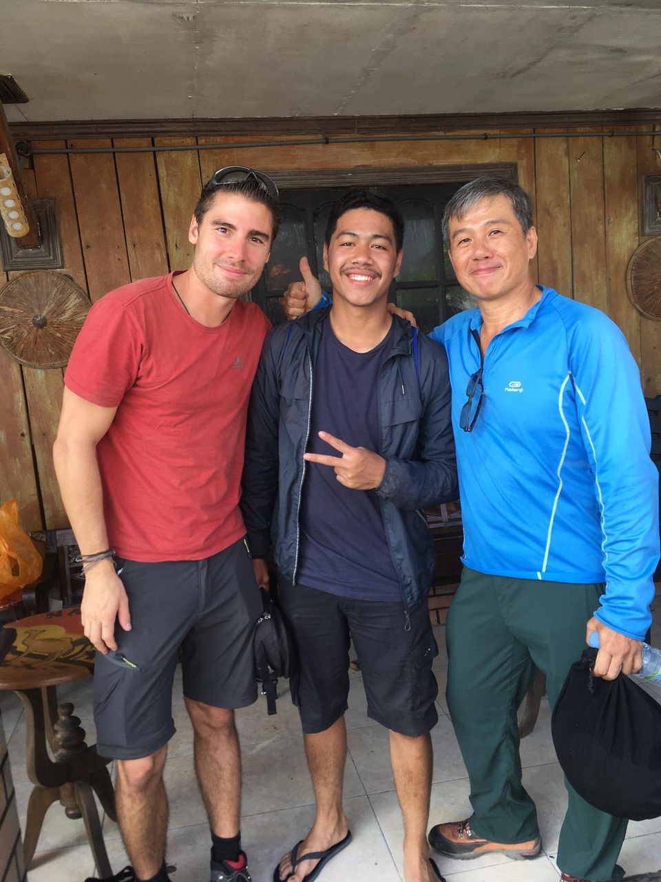 Du khách Ng người Singapore bên tay trái, với những người bạn trong nhóm nhảy dù