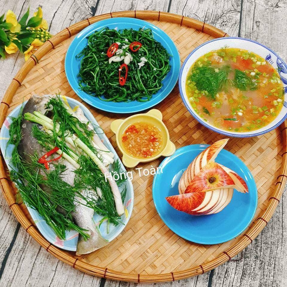 Lúc mới lập gia đình, chị Toàn có đi học nấu ăn 3 tháng để học hỏi kinh nghiệm. Bản thân chị cũng thích đọc sách nấu ăn và vào mạng xem hướng dẫn công thức. Các món ăn được chị đúc kết, điều chỉnh và nấu theo khẩu vị của cả nhà.