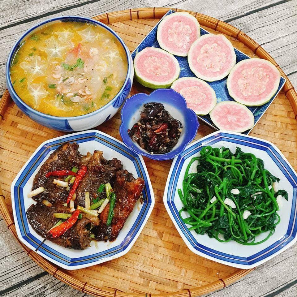 Để bữa ăn ngon miệng, ngoài công thức nấu theo chị Toàn thực phẩm là yếu tố quyết định. Hàng ngày, sau khi đưa con đi học, chị Toàn tranh thủ đi chợ sớm mua đồ. Kinh nghiệm của chị là làm quen với những cô bán hàng rồi dặn họ để phần đồ tươi cho mình.