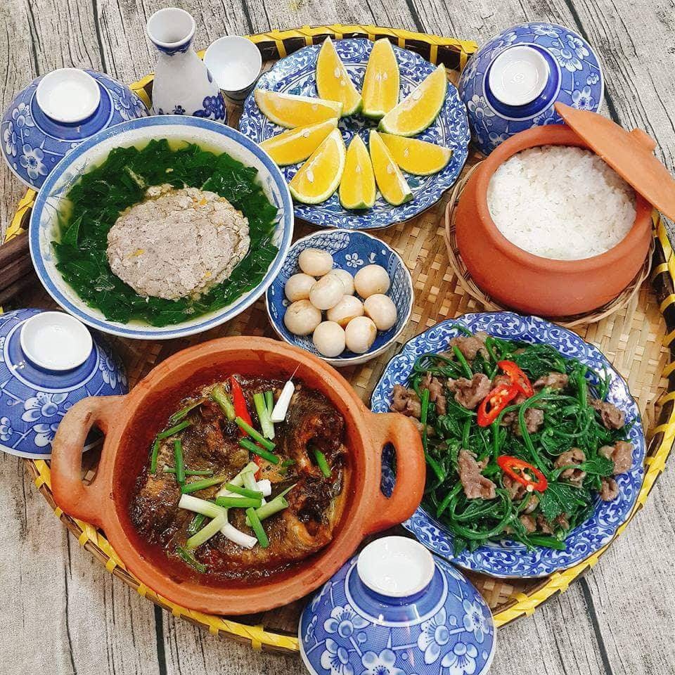 Các món kho thường tốn công làm, nên chị thường chuẩn bị trước, ướp gia vị để ngăn mát tủ lạnh. Ngồi ăn cơm, chị đem ra kho, đến bữa sau đã có đồ ăn, chỉ việc nấu thêm rau.