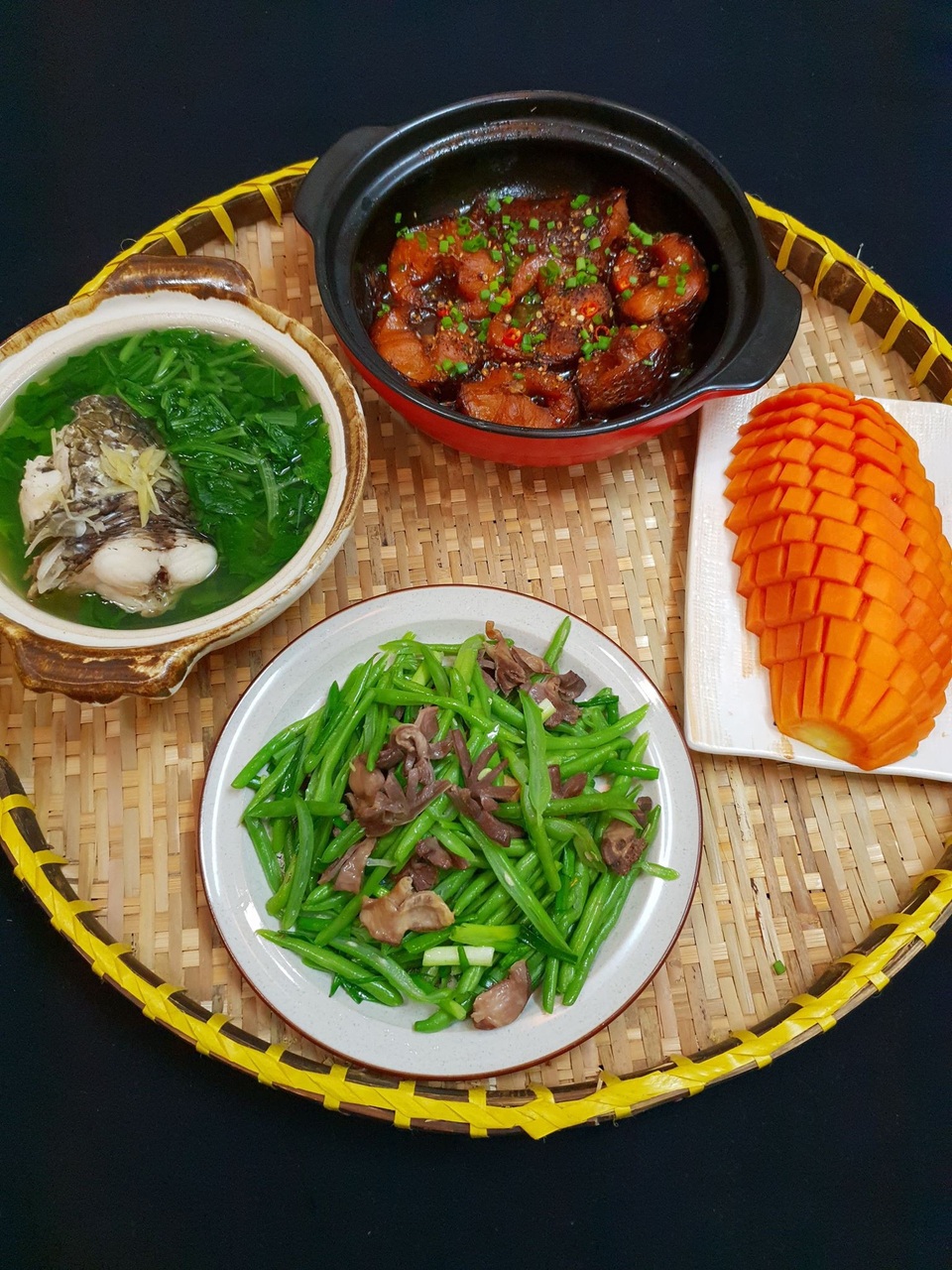 Chị Toàn có hai người con trai, các bé đều tỏ ra hào hứng và thích thú trước các bữa cơm chị làm. Cứ đến bữa, con trai út thường hay hỏi: “Hôm nay ăn gì hả mẹ”, còn người con trai cả bình luận: “Cơm mẹ nấu còn ngon hơn đi ăn nhà hàng”.