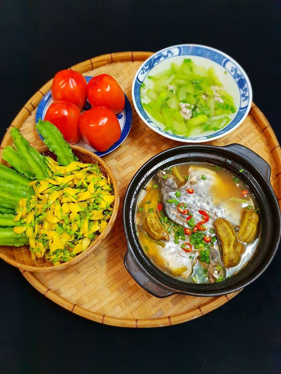 Không chỉ tỉ mỉ trong cách chế biến, chị Toàn cũng chú trọng đến cách trình bày món ăn hấp dẫn, đẹp mắt. Thường chị dành khoảng 1 tiếng cho việc chuẩn bị và nấu các món.