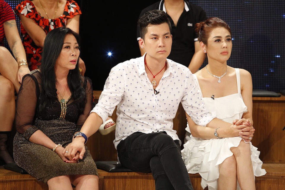 “Tại sao phương Tây sợ mẹ vợ còn ở xứ ta lại sợ mẹ chồng”? - 1 Nữ ca sĩ chuyển giới Khánh Chi (ngoài cùng bên phải) cùng mẹ chồng và chồng.