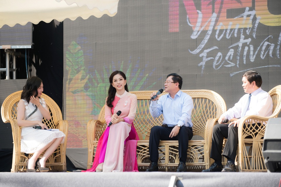 Á hậu Phương Nga trở về trường trước khi đi thi quốc tế - 3 Phương Nga nhận hoa từ BGH nhà trường và cùng nhà báo Lê Xuân Sơn giao lưu với thầy cô, sinh viên.