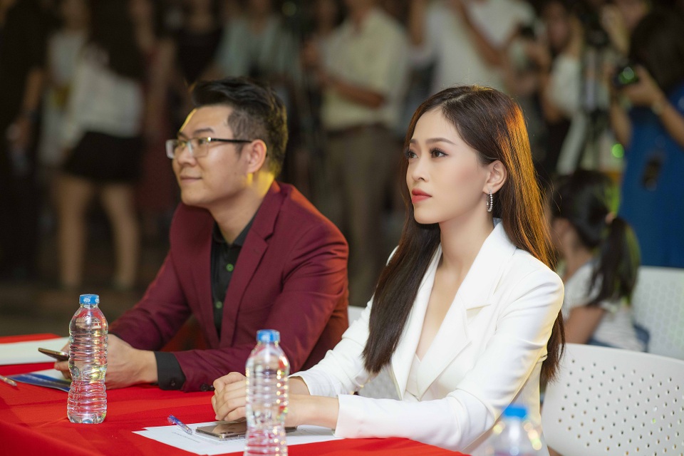 Á hậu Phương Nga trở về trường trước khi đi thi quốc tế - 7 Phương Nga cùng thầy Nguyễn Quang Điều - Phó Bí thư Đoàn trường ĐH Kinh tế Quốc dân Hà Nội làm giám khảo một cuộc thi của trường.