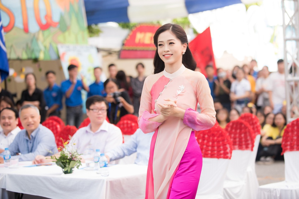 Á hậu Phương Nga trở về trường trước khi đi thi quốc tế - 1 Phương Nga dịu dàng với tà áo dài trong ngày trở lại trường.