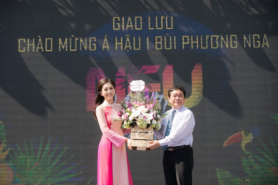 Á hậu Phương Nga trở về trường trước khi đi thi quốc tế - 2 Á hậu Phương Nga trở về trường trước khi đi thi quốc tế - 2