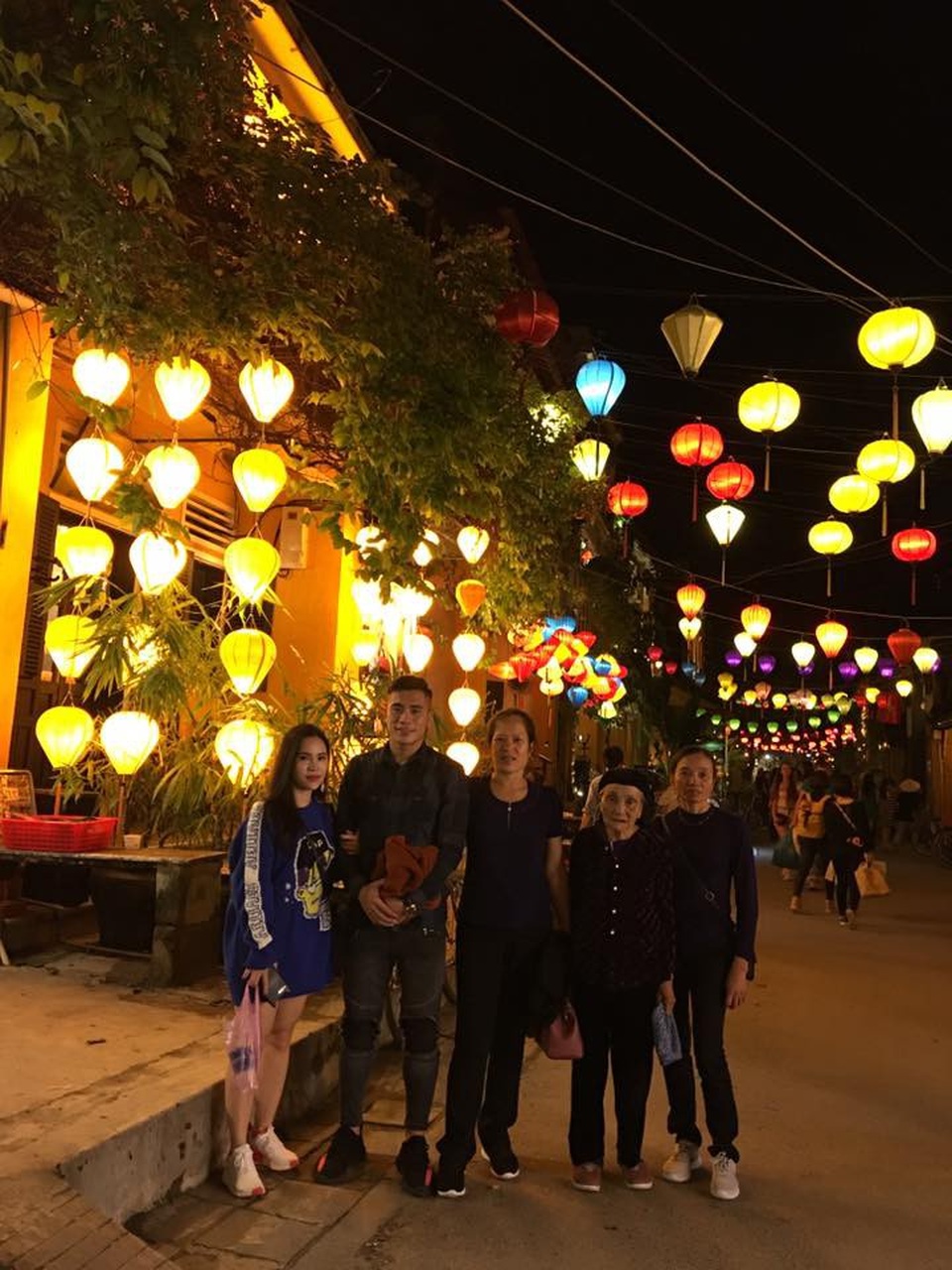 Cặp đôi cùng gia đình Tiến Dụng đi Hội An