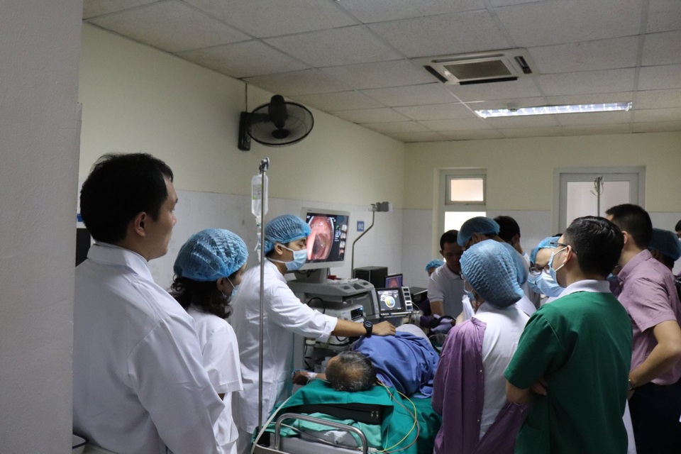 Chuyên gia Nhật Bản thực hiện ca nội soi thăm dò cho bệnh nhân.