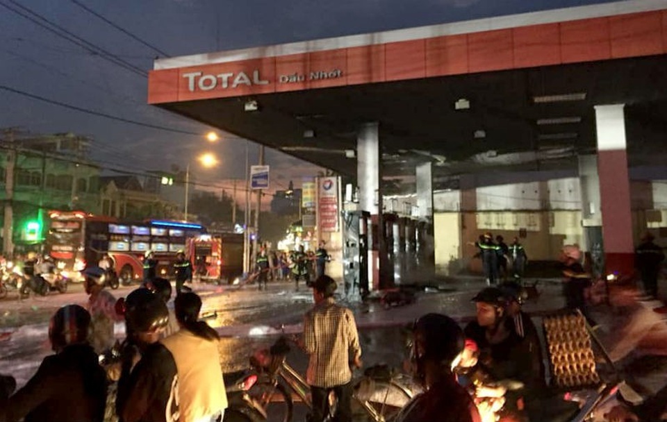 
Cảnh sát PCCC khống chế đám cháy sau đó
