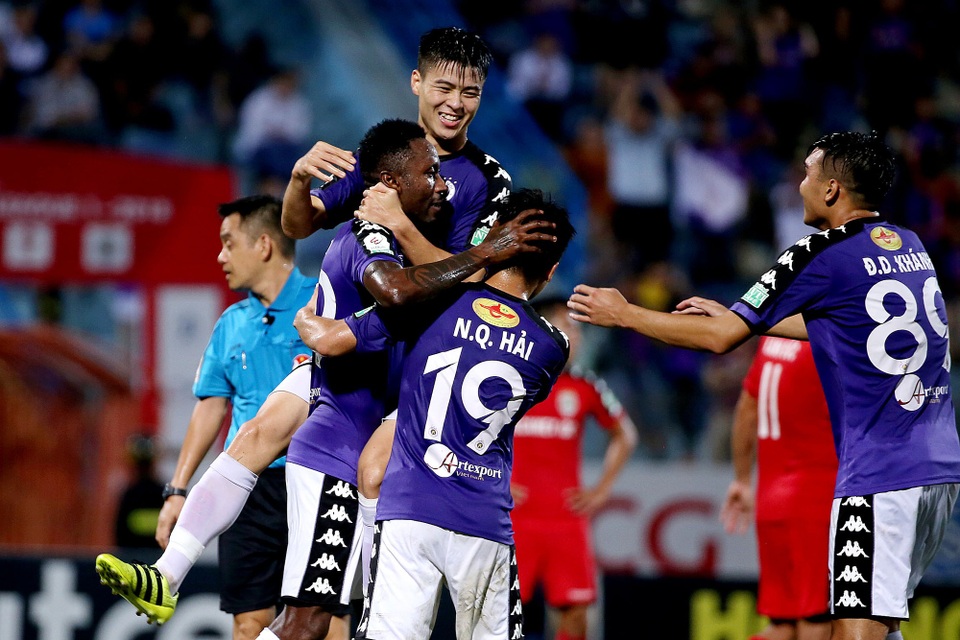 CLB Hà Nội sẽ nhận cúp vô địch V-League 2018 ở vòng 25 - 1 CLB Hà Nội sẽ nhận cúp vô địch V-League 2018 ở vòng 25 (ảnh: Gia Hưng)