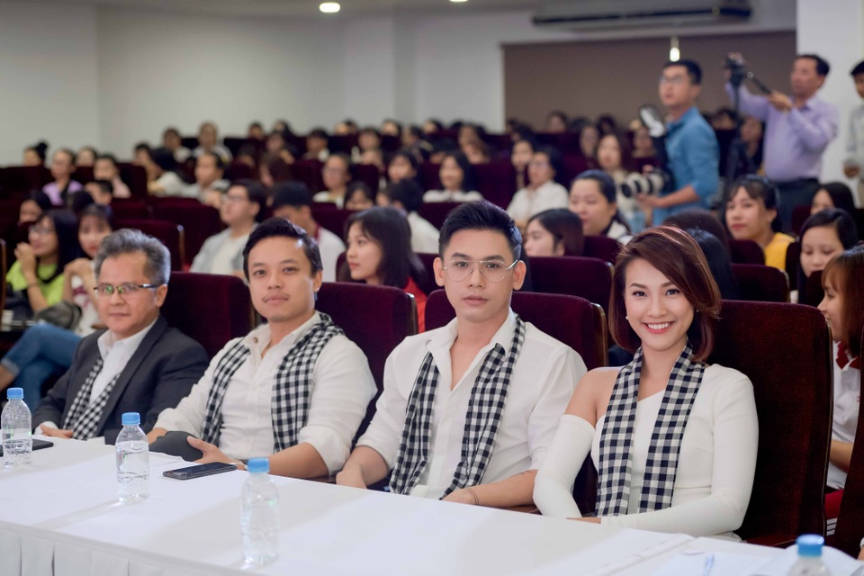 Biến cố gia đình khiến Hoàng Oanh phải vượt lên nghèo khó bằng mọi giá - 2 Hoàng Oanh và Đại Nhân rạng rỡ tại sự kiện.