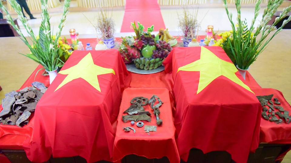 Di vật tìm thấy cùng hài cốt hai phi công MIG-21 gặp nạn ở Tam Đảo - 1
Sau nhiều tháng tìm kiếm, ngày 28/9, lực lượng của Bộ chỉ huy Quân sự tỉnh Thái Nguyên đã khai quật và tìm kiếm được nhiều di vật đi cùng hài cốt hai phi công lái chiếc MIG-21U rợi ở vùng núi Tam Đảo 47 năm trước. Hài cốt hai phi công cùng các di vật hiện được lưu giữ tại Bộ chỉ huy Quân sự tỉnh Thái Nguyên.
