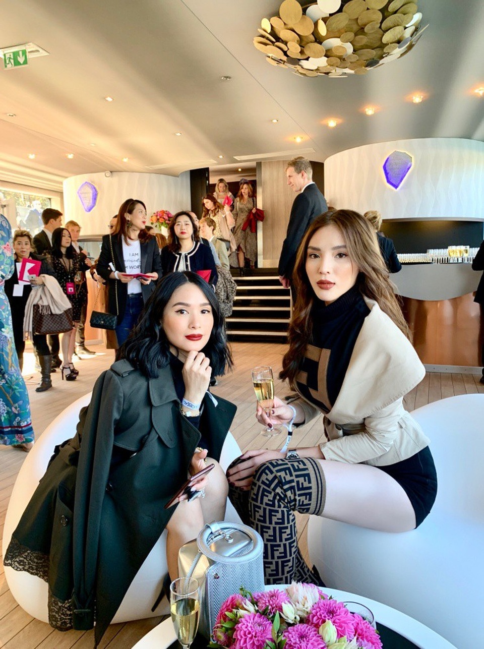 Kỳ Duyên ngồi hàng ghế đầu cùng nữ diễn viên nổi tiếng của Philippines Heart Evangelista. Cả hai cùng giao lưu và thưởng thức show diễn ngay trên dòng sông Seine, cặp đôi vô cùng thích thú khi nhìn thấy các ngôi sao, siêu mẫu nổi tiếng thế giới catwalk như Elle Fanning, Ming Xi, ngoria, cựu thiên thần Victorias Secret Doutzen Kroes, nữ diễn viên Thái Lan Mai Davika ....