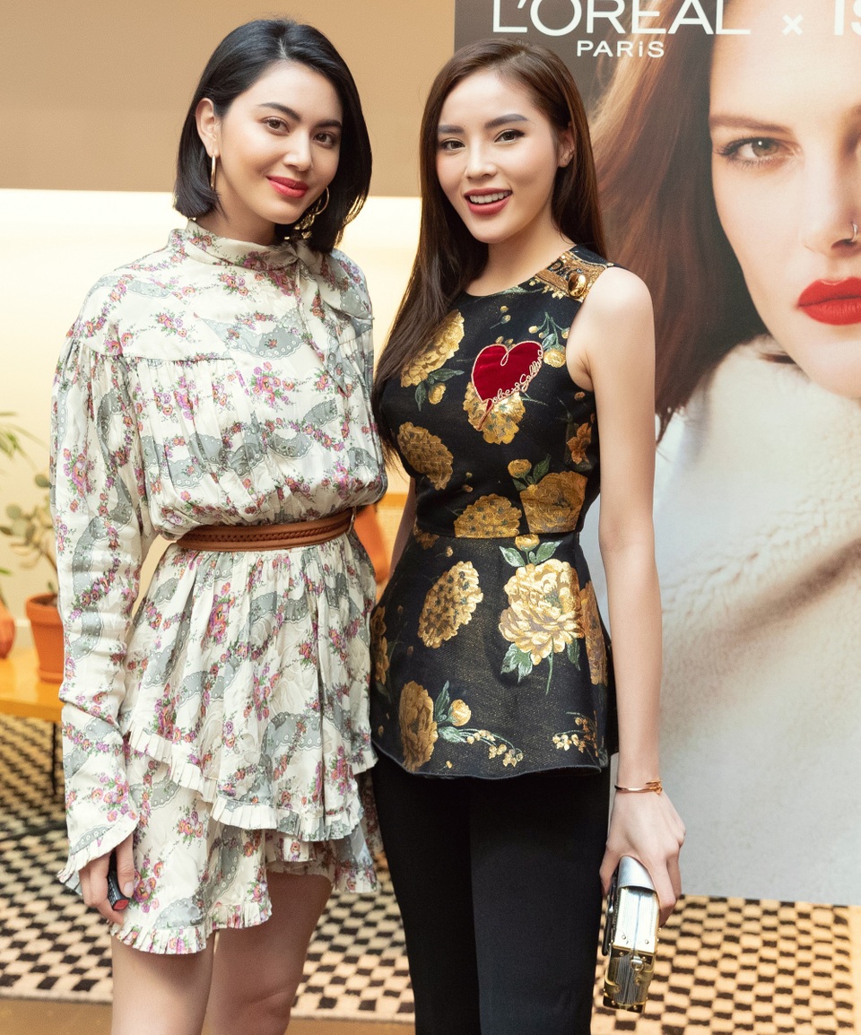 Những ngày vừa qua, Kỳ Duyên và ngôi sao hàng đầu Thái Lan Mai Davika đã có rất nhiều hoạt động cùng nhau nên khi nhìn thấy đàn chị catwalk Kỳ Duyên đã không ngừng phấn khích. Đại diện đến từ Thái Lan Mai Davika dành nhiều lời khen ngợi cho Hoa hậu Kỳ Duyên. Cả hai vui vẻ chụp hình lưu niệm cùng nhau và không ngừng chia sẻ về phong cách làm đẹp, thời trang.