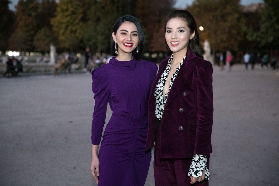 Trong một sự kiện, cả hai cùng diện trang phục đồng điệu, trong khi Kỳ Duyên sang chảnh với bộ suit màu tím thì Mai Davika diện trang phục màu sắc tương đồng với Kỳ Duyên, hình ảnh hai ngôi sao 9X đến từ Châu Á dành được vô số spotlight đến từ truyền thông quốc tế. Đây là lần đầu tiên Kỳ Duyên gặp Mai Davika ở ngoài, nàng Hậu vốn đã rất ấn tượng với thần thái, ngoại hình cùng lối diễn xuất của Mai nên việc gặp gỡ lần này vô cùng thích thú.