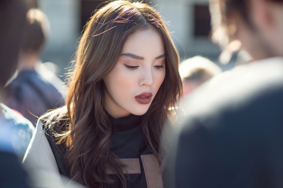 Sở hữu khả năng tiếng Anh tốt, Kỳ Duyên tự tin trò chuyện với truyền thông quốc tế.