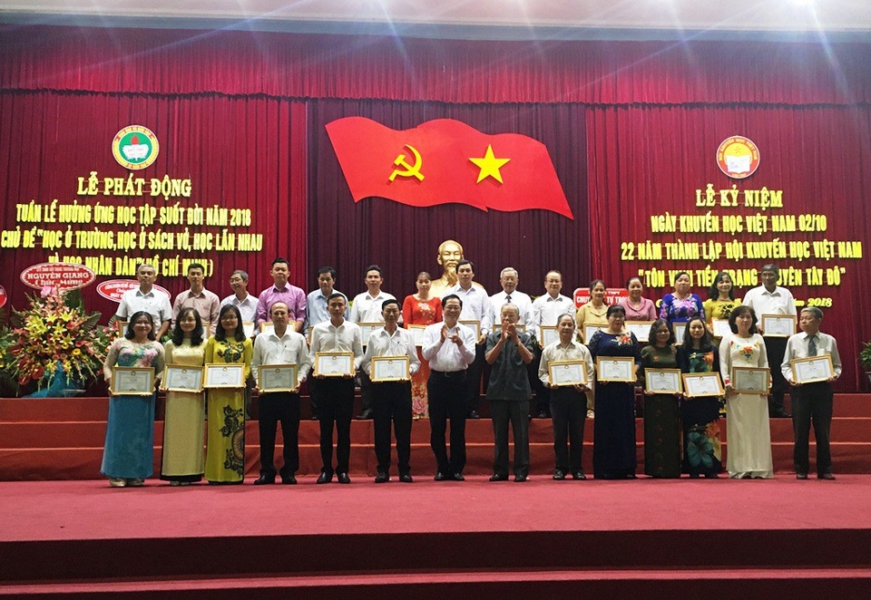 Cần Thơ tuyên dương các tiền trạng nguyên Tây Đô - 1 Hội khuyến học TP Cần Thơ và Sở Giáo dục và đào tạo đã khen thưởng và vinh danh 28 giáo viên có thành tích xuất sắc trong công tác khuyến học
