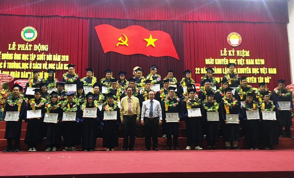 Cần Thơ tuyên dương các tiền trạng nguyên Tây Đô - 2 Ông Lê Văn Tâm - Phó chủ tịch UBND TP Cần Thơ và ông Đinh Viết Khanh - chủ tịch Hội khuyến học TP Cần Thơ trao học bổng cho các tiền trạng nguyên Tây Đô