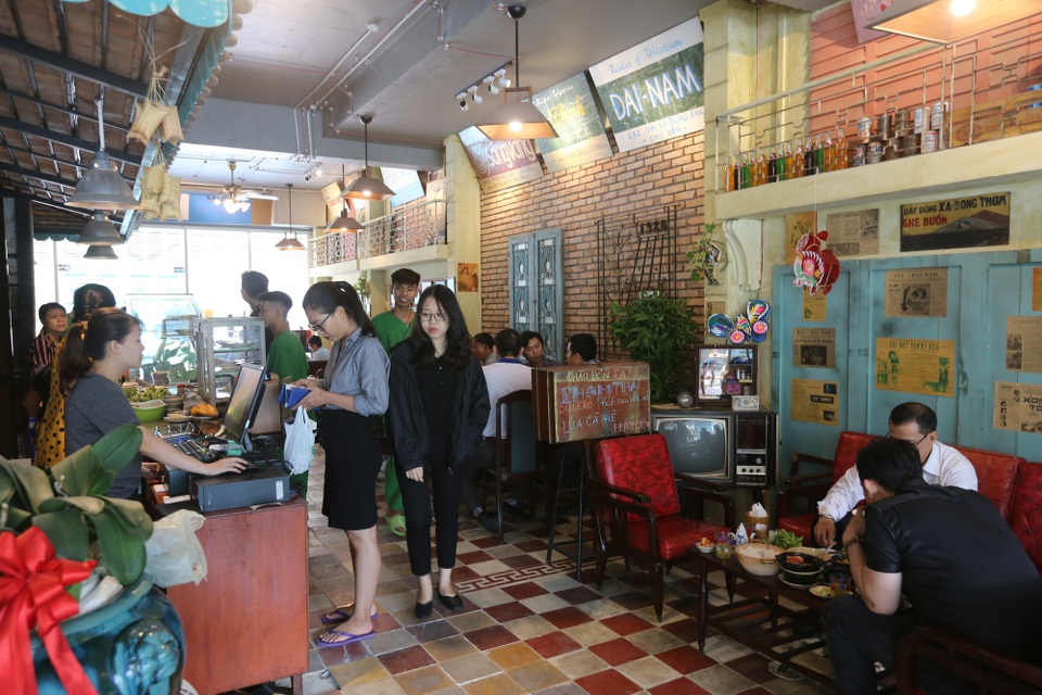 Quán cà phê nằm ở quận 2- khu đô thị hiện đại nhất Sài Gòn, là địa điểm thu hút khách bởi không gian và những hiện vật cổ xưa của Sài Gòn từ những năm 1930- 1975.