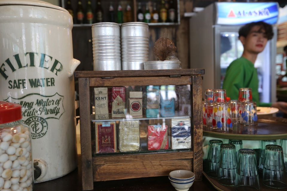 Khu vực pha chế với những món đồ như tủ đựng thuốc la, lon nhôm, bình đựng bánh...