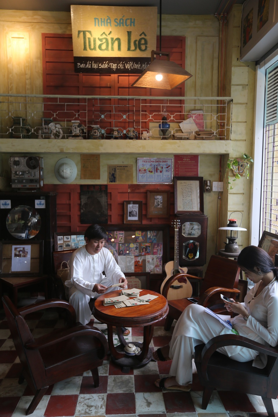 Từ chủ quán đến nhân viên đều mặc trang phục bà ba, đi guốc mộc.