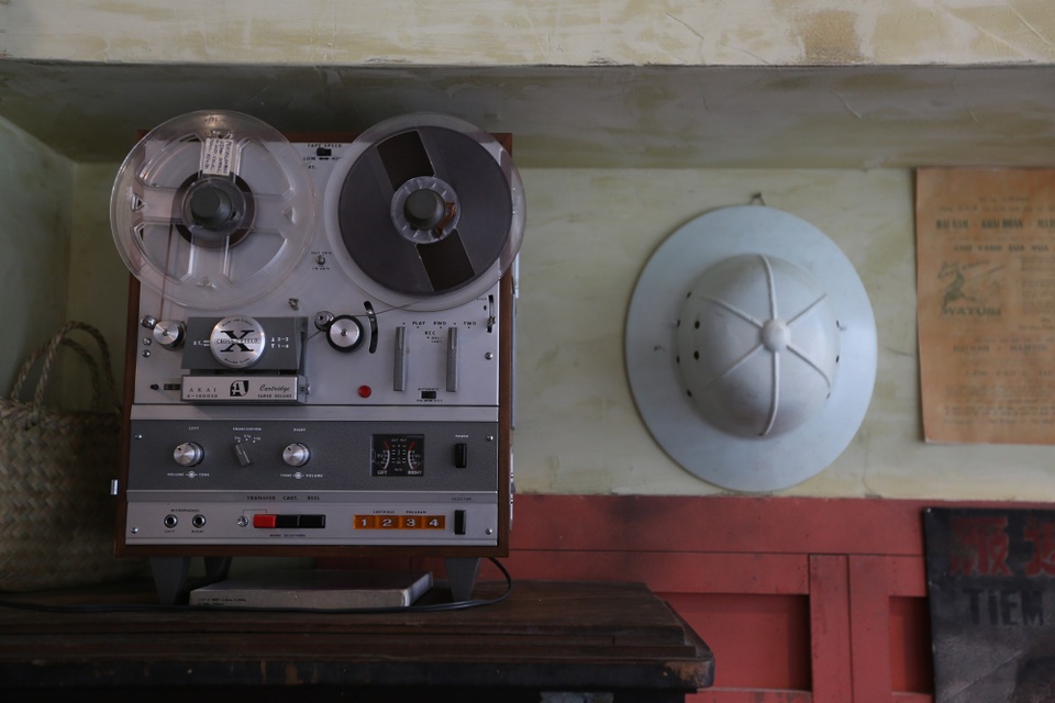 Bước chân qua cánh cửa kính, khách được thưởng thức âm nhạc từ dàn máy nghe nhạc Akai phổ biến những năm 1970 vẫn còn hoạt động tốt.