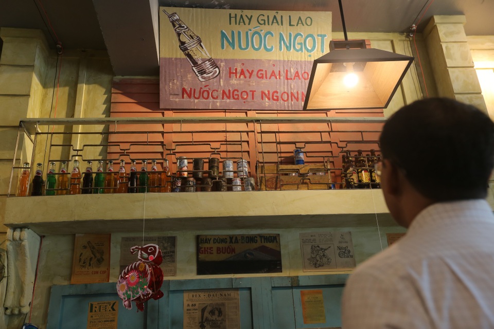 Tường được sơn sửa, treo các tấm biển quảng cáo phong cách xưa để tái hiện 1 phần đường phố.