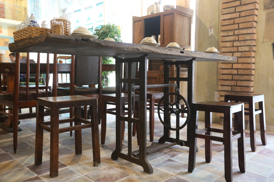 Những bộ bàn ghế ngồi ăn uống ấn tượng nhờ thiết kế từ bộ khung của máy may của hãng Singer, nổi tiếng khắp miền Nam một thời