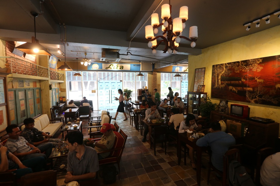 Quán được trang trí theo tông màu hoài cổ, kết hợp với những món đồ đã trải qua thời gian dài và từng quen thuộc với người Sài Gòn như bộ bàn ghế, chiếc tivi đen trắng, những tấm biển quảng cáo... tạo nên sự thu hút đối với thực khách.