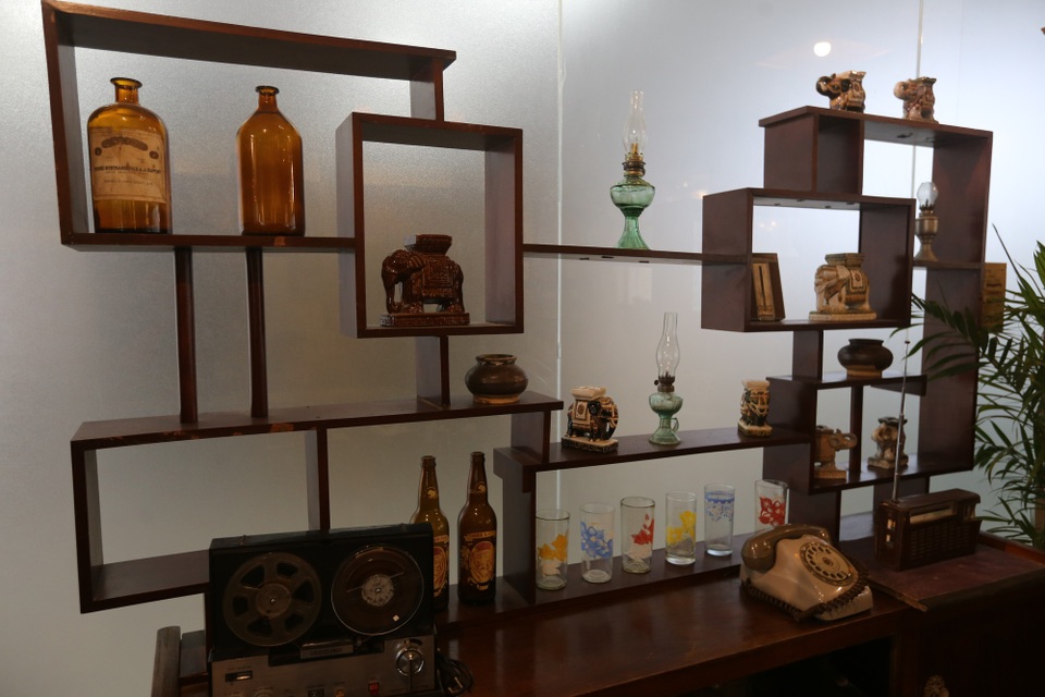 Quán rộng khoảng 300m2 và được chia thành nhiều khu vực. Trong ảnh là cách bài trí các đồ vật ở phòng khách theo phong cách Sài Gòn xưa.