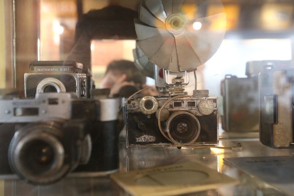 Những chiếc máy ảnh cũ được trưng bày trong tủ kính.