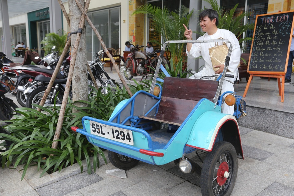 Trước cửa quán trưng bày chiếc xích lô máy hãng Peugeot của Pháp chế tạo, xuất hiện tại miền Nam những năm 1940. Đến thập niên 1960, xe này được sản xuất ngay trong nước nhưng động cơ vẫn là của hãng Peugeot. Đây là thời kỳ vàng son cuả giới xích lô máy Sài Gòn.