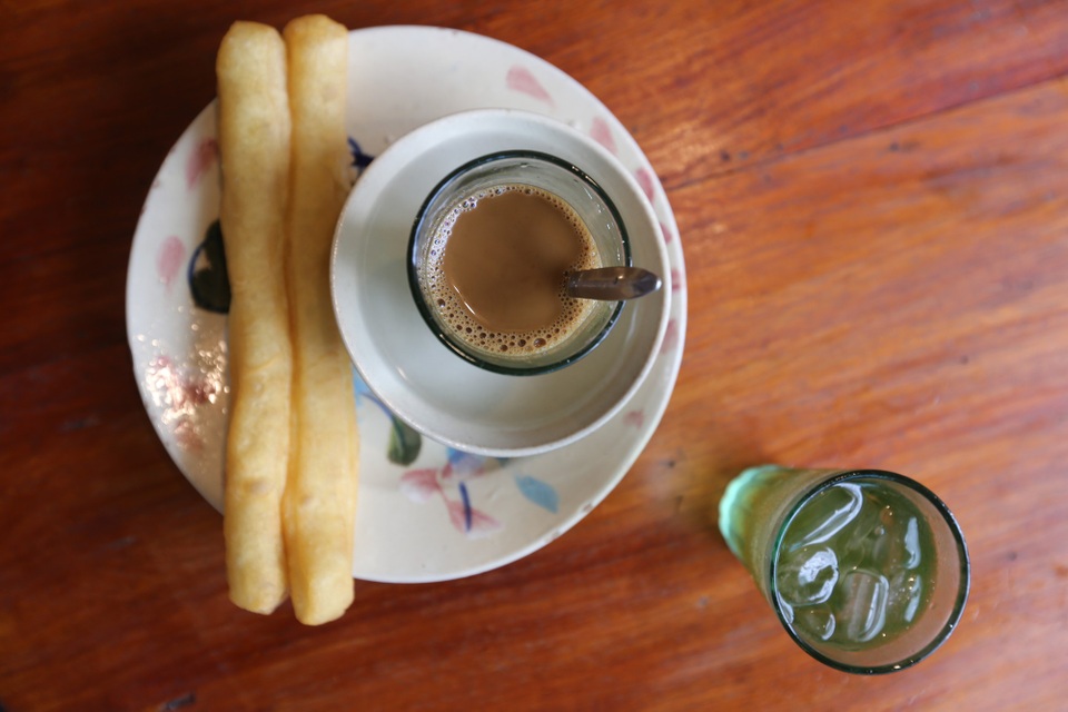 Một trong những món nổi bật của quán là quẩy chấm cà phê sữa.