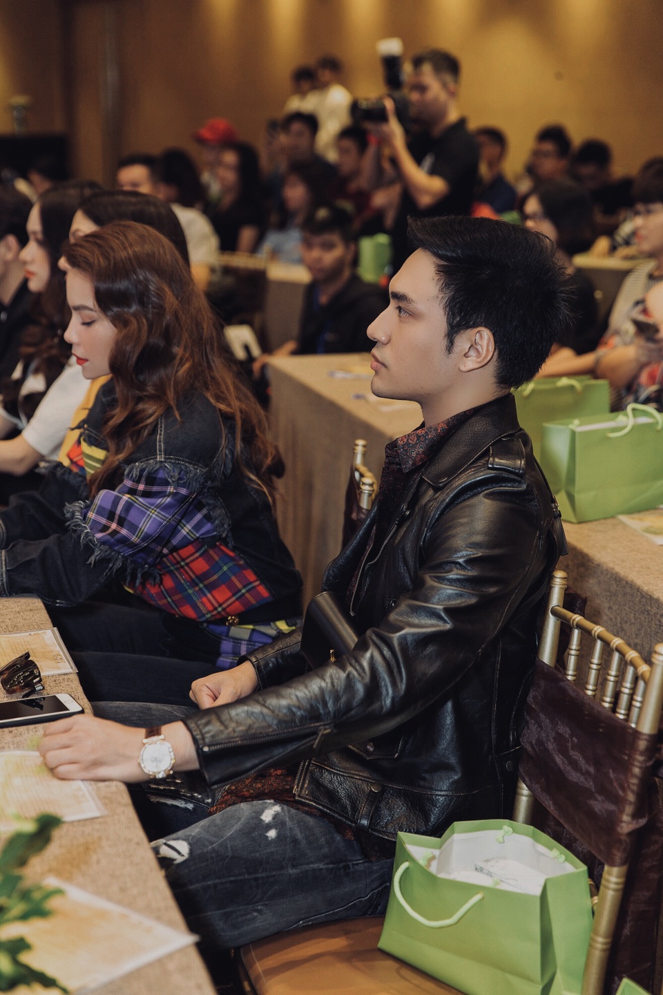 Lý Quí Khánh sang chảnh bên Hà Hồ - 1
Lý Quí Khánh và Hà Hồ sành điệu dự sự kiện tại TPHCM ngày 30/9 vừa qua